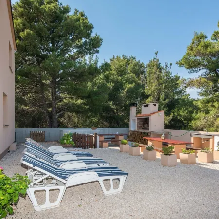 Apartments Zaklina Hotels in Vir