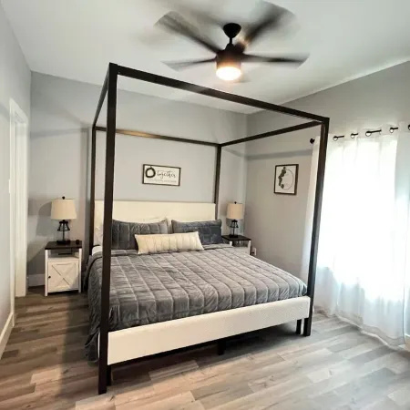 Charming 3-bedroom 2 bathroom house in Terrell with WiFi and AC Hotels in Terrell