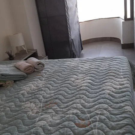 2 Bed Flat - Sleeps 6 - Pets - Pool - Parking