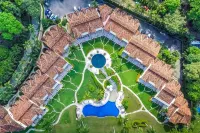 Spacious Open-Concept Condo with Stylish Design, Direct Beach Access & Resort-Style Amenities - 4-Star