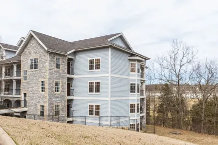 Branson's Great Rock Retreat Отели рядом с достопримечательностью «The SKY Deck at Parakeet Pete's Waterfront Zipline»