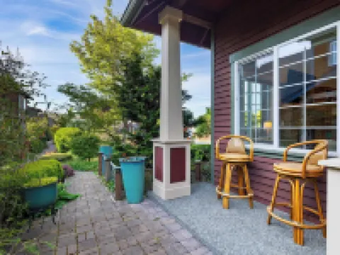 Sunny Backyard Fireplace Coastal Access in Peaceful Neighborhood Near Shopping Hotels in Langley