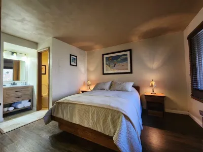 Cozy condo, Family- friendly just completely remodeled. SKI IN -SKI OUT!! Hotels near Seven Springs Mountain Resort