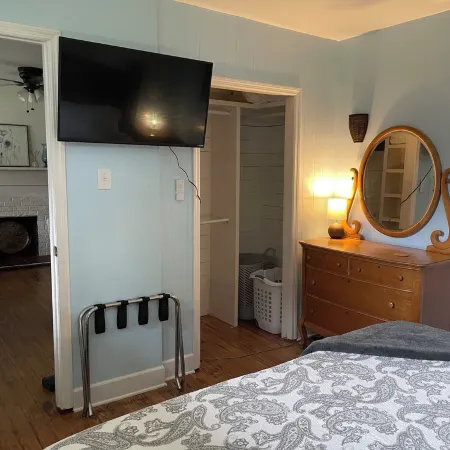 Walk to Waterfront Dining, Shops, Wine Bar. 2 Miles from I-95. No Pet Fee! Отели в г. Дариен