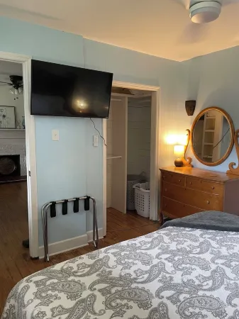 Walk to Waterfront Dining, Shops, Wine Bar. 2 Miles from I-95. No Pet Fee!