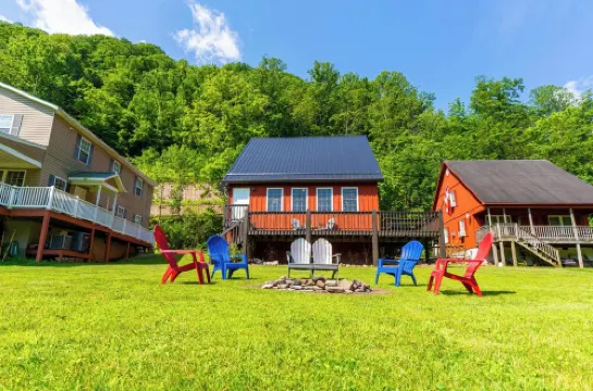 Enjoy Relaxing at Riverfront Property 4 miles from Sandstone Falls!