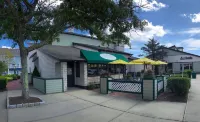 2 BEDROOMS, 3BEDS 1.5 BATH! OCEAN ROAD ! Sleeps 6 1 mile to beach, dining &shops