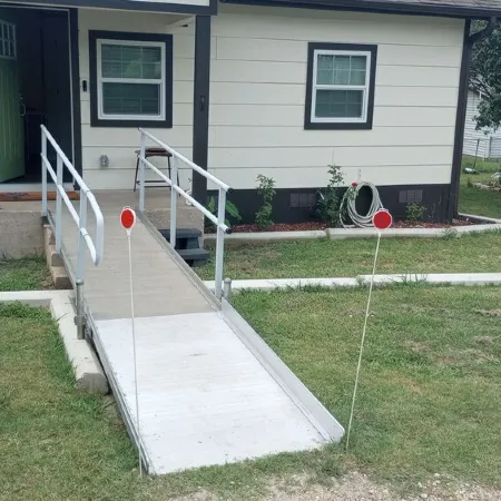 Cute 2-bedroom house. WiFi & handicapped accessible near all Hosp. and colleges.