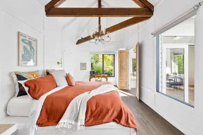 Luxury Villa - simple stones throw from the lake