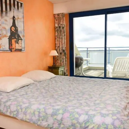 Very nice and large, modern apartment Penthouse feet in the water.