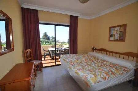 sunny terrace apartment directly on the sea with stunning views Отели рядом с достопримечательностью «Ботанический сад»