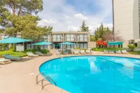 Sandman Signature Vancouver Airport Hotel & Resort - Pools