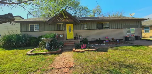 Whimsical 3 bd cottage for families and pets. Sleeps 7, free wifi/snacks