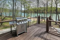 A Shore Thing - no steps to dock! Hot tub, fire pit ~ Sleeps 22 ~