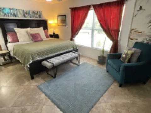 Spacious ranch 7 minutes to the beach/ airport, 3in1 game table , Pet friendly