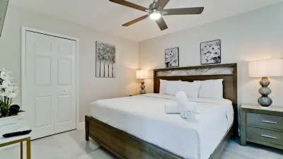 Pool House - Heated Private Pool, Central Location near IMG, Sports courts! Отели рядом с достопримечательностью «Суперцентр Уолмарт»