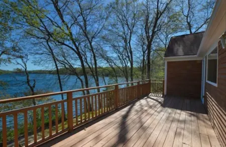 Waterfront Mashpee 5Bed/3Bath house with AC and WiFi w/ Private Beach