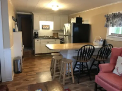 Charming, newly updated 2 Bedroom Cottage, Pet Friendly