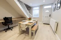 Cosy House in Runcorn: Perfect for Families & Business Travelers! Free Parking