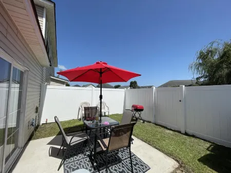 Mins to airport and shopping! 5 Star clean!13miles from downtown!