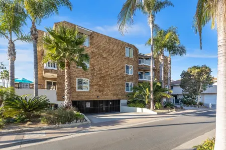 Located right on the Balboa Peninsula, few steps from the beach and the harbor. Отели рядом с достопримечательностью «Ведж»