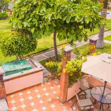 Pool view, Steps from Beach...Brand New Hotel Exterior