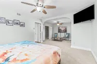 Private Pool Modern Elegant Contemporary Ranch-Style Home, 5 mins to NASA/Kemah