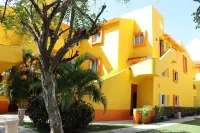 Luxury Condo Close to the beach,Tropical Setting,Garden Patio, Golf Club Nearby