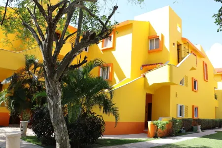 Luxury Condo Close to the beach,Tropical Setting,Garden Patio, Golf Club Nearby