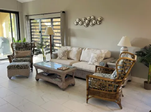 Gorgeous Updated 2 Bedroom, 2 Bath Pelican Cove Condo. فنادق في 