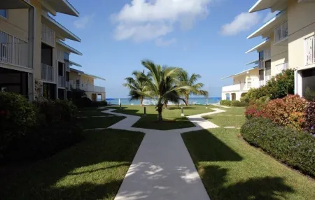 7 Mile Beach Hidden Gem! Отели рядом с достопримечательностью «Clock Tower»