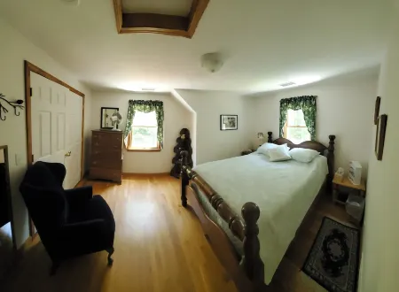 Lake Beach-6.5 acres-Pet Friendly-O/D Shower-Central A/C-Fire Pit-Sleeps up to12 Отели в г. Деннис