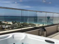 ROYAL PENTHOUSE-New stunning two storey penthouse condo with roof top terrace Hotels near Fofoti Tree