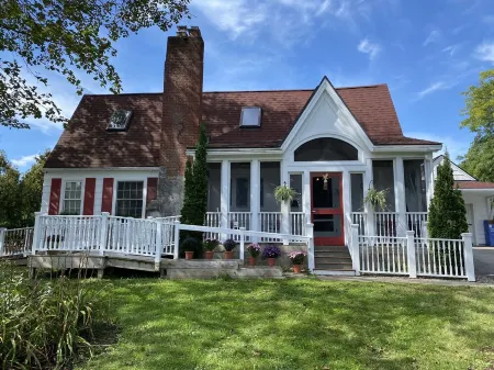 Beautiful 4-Bedroom Home beside Middlebury College