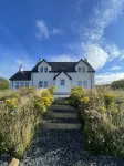 Dramatic Sea Views At Healabhal House on the Isle of Skye. Các khách sạn gần Dunvegan Castle