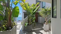 "Unrivaled Luxury at Premier Beachfront Getaway: Private Beach Access"