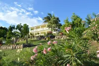 Private romantic retreat, ideally located, panoramic views, walk to the beach. Hotels in 