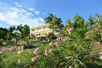 Private romantic retreat, ideally located, panoramic views, walk to the beach. Hotels in 