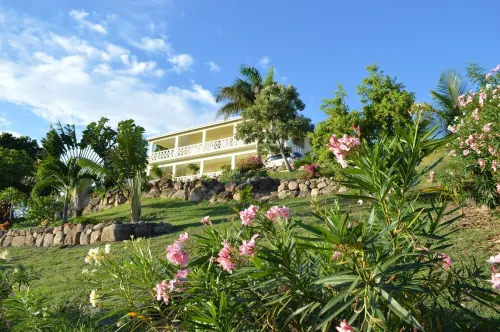 Private romantic retreat, ideally located, panoramic views, walk to the beach. Cliftons 호텔