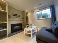10min to Ferry.30 mins to airport. Family sized separate entrance.Pets-friendly.