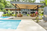 New Luxury Villa in central Guiones - walk to the beach, large pool & parking - Villa