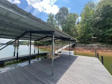 Peaceful waterfront lake living!