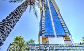 Luxury Studio Strip Views on the - 0222y12000lljw82bEE1F R 339 206 R5 D