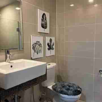 Elegant 1BR Across Uptown Mall, Mitsukoshi Mall, & Grand Hyatt - Pet friendly! Rooms