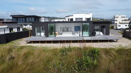 BEACHFRONT holiday home with stunning views& modern comforts -1h35 from Auckland