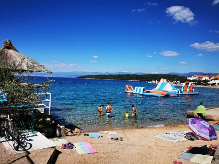 Apartment NJIVICE with Wi-Fi, sea view, air conditioning, 200m from the sea