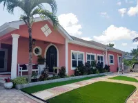 Relaxing, tastefully decorated one-bedroom unit with all modern facilities