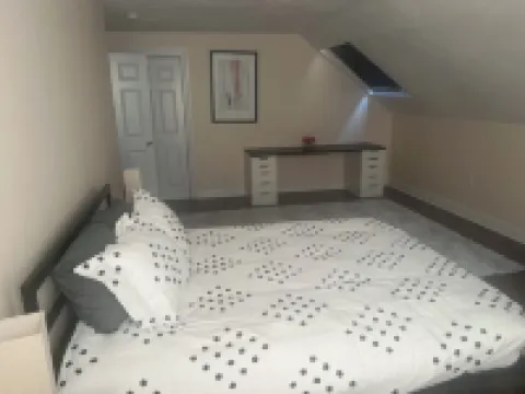 Quiet neighborhood and Walking destination to Downtown Salem