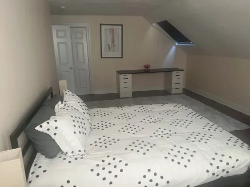 Quiet neighborhood and Walking destination to Downtown Salem