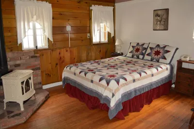 Cozy Cabin with beautiful mountain view located along the scenic Saco River